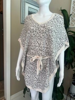 C-brand pullover is made of 100% gray and ivory cotton